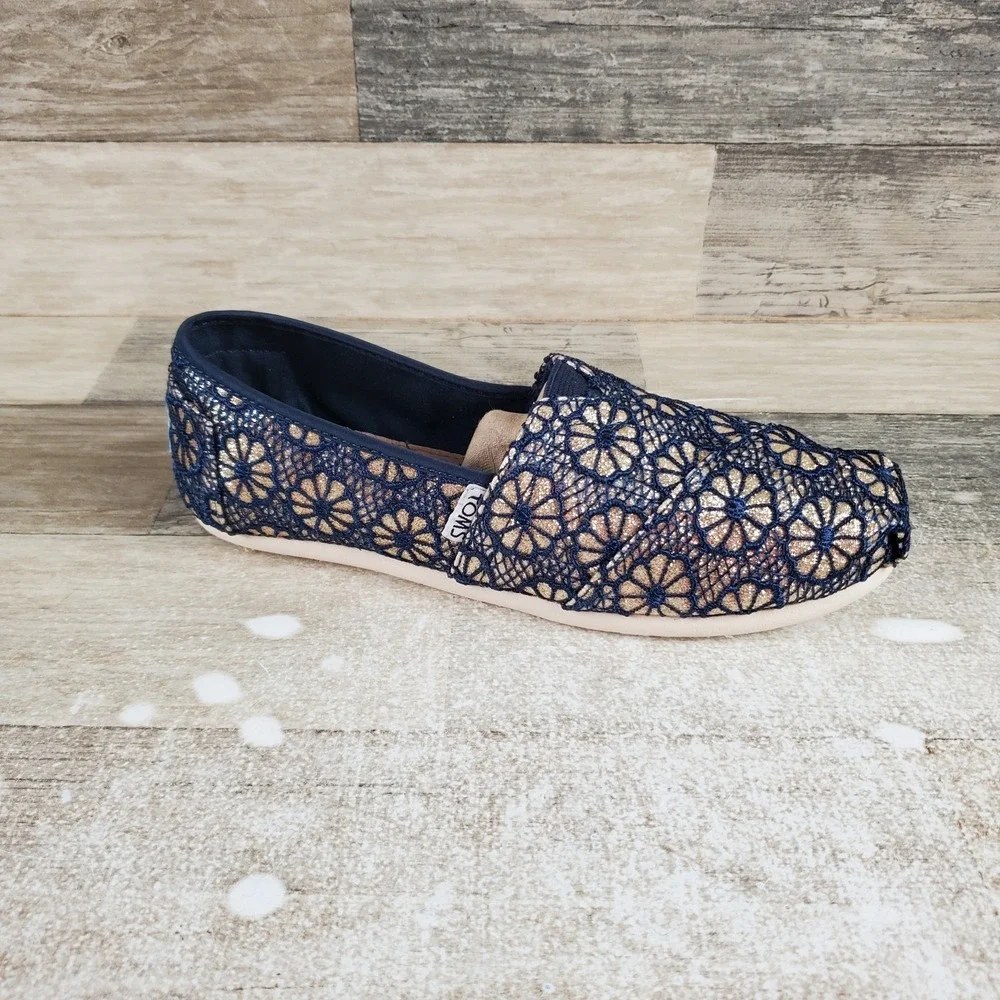 Toms Classics Slip On Flats Sz 5.5‎ Casual Shoes Gold Navy Crochet Glitter